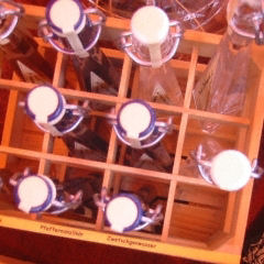 Schnapps in Kisten - kleinen Kisten - auf der Bauernmeile München Odeonsplatz Schnappskisterl