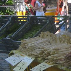 Spargelstand auf dem Harlachinger Bauernmarkt Spargel